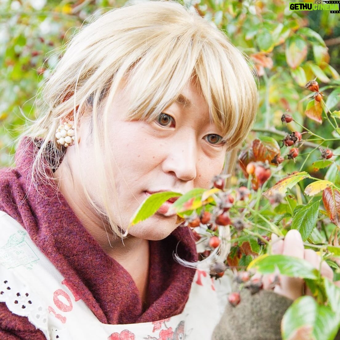 Ryuji Akiyama - 7.7K Likes - 5月12日はアセロラの日。
「スローフード」 の考えを確立し、自然食法のパイオニアといわれるセレス・クリスチャン・ グロース。
中等学校、高等学校時代、じつは自然食なんて大嫌いで、肉ばかりを食べ過ぎ、25歳になったときに体調を崩して入院したセレス。
3日間森で過ごして回復したというのは有名な話。
では、セレスの将来の夢とは何でしょう?!
答えは明日の投稿の最後で!
※昨日のクイズの答え→「The Gum(ザ ガム)」
#クリエイターズファイル
#セレスcグロース
#自然食
#ガーデン
#森
#クリエイター
#クリエイティブ
#写真日記
#日記
#記念日
#ダイアリー
#クイズ
#サプライズ
#netflix
#毎日投稿
#ロバート秋山
#お笑い好き