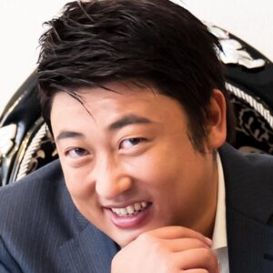 Ryuji Akiyama Instagram - 6月17日は、おまわりさんの日。

6000年に一人のアジア・スター、ペリー・キー。
とくに思い出深い自身の映画の一つに「水中警察」をあげている。

ペリー・キーが監督した映画『水中警察2』のヒロインとして抜擢した無名の女優がのちに460年にひとりのアジアン・ビューティーとなり、ペリー・キーの奥さんになったというのは有名な話。

では、その女優の名前は何でしょう?!

答えは明日の投稿の最後で!
※昨日のクイズの答え→「冷えピタ」

#クリエイターズファイル
#ペリーキー
#映画
#クリエイター
#クリエイティブ
#写真日記
#日記
#記念日
#ダイアリー
#クイズ
#サプライズ
#netflix
#毎日投稿
#ロバート秋山
#お笑い好き
