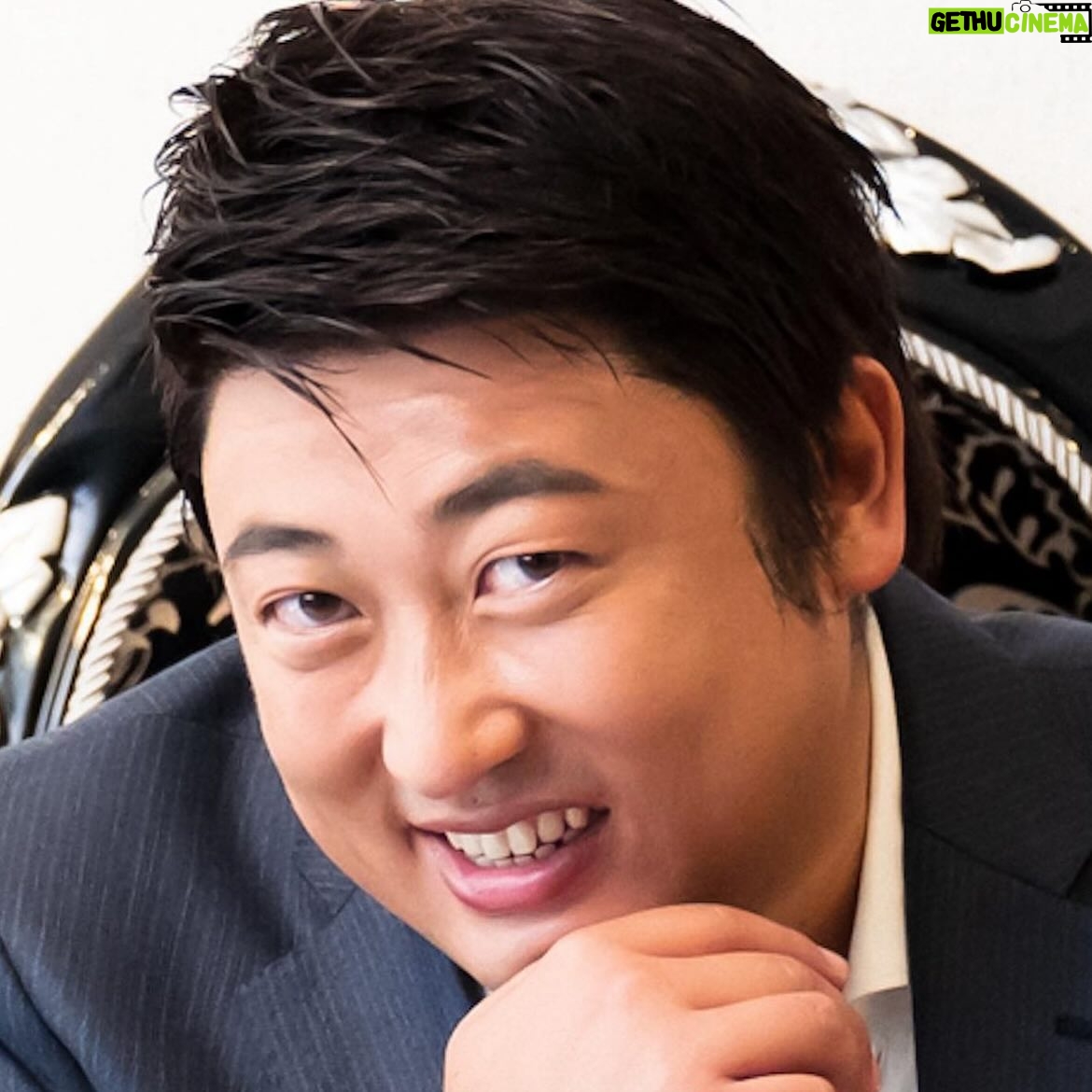 Ryuji Akiyama - 8.7K Likes - 6月17日は、おまわりさんの日。
6000年に一人のアジア・スター、ペリー・キー。
とくに思い出深い自身の映画の一つに「水中警察」をあげている。
ペリー・キーが監督した映画『水中警察2』のヒロインとして抜擢した無名の女優がのちに460年にひとりのアジアン・ビューティーとなり、ペリー・キーの奥さんになったというのは有名な話。
では、その女優の名前は何でしょう?!
答えは明日の投稿の最後で!
※昨日のクイズの答え→「冷えピタ」
#クリエイターズファイル
#ペリーキー
#映画
#クリエイター
#クリエイティブ
#写真日記
#日記
#記念日
#ダイアリー
#クイズ
#サプライズ
#netflix
#毎日投稿
#ロバート秋山
#お笑い好き