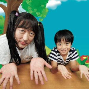 Ryuji Akiyama Instagram - 5月20日は子連れの日。

大人気のキッズ動画くりえいたぁ♡として話題を呼ぶ8歳の女の子、タネちゃん。
弟ライくんとのコンビで開設した＜タネライチャンネル＞のチャンネル登録者数は天井知らずだという。

広告収入なども相当な額になると想像されるが、そのあたりの処理もタネライパパ&ママの通称でおなじみのご両親が行っているというのは有名な話。

ある動画の配信中、タネちゃんが隣の住人に壁をたたかれたことに対し、アパートの壁を蹴りまくる場面が配信され炎上。2日後に、タネライパパ・ママによる謝罪動画が公開された。

では、それは何という動画の配信中におこった出来事だったでしょう?!

答えは明日の投稿の最後で!
※昨日のクイズの答え→「絶望と葛藤であり、ひとつの次元を超えた大きなレール。そこに究極が調和することで生まれた希望」

#クリエイターズファイル 
#タネライチャンネル
#動画
#チャンネル
#youtube
#クリエイター
#クリエイティブ
#写真日記
#日記
#記念日
#ダイアリー
#クイズ
#サプライズ
#netflix
#毎日投稿
#ロバート秋山
#お笑い好きな人