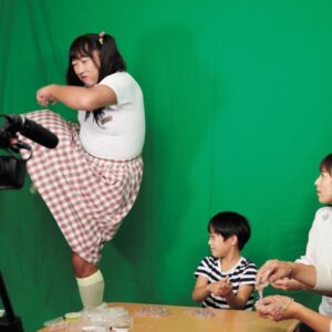 Ryuji Akiyama Instagram - 5月20日は子連れの日。

大人気のキッズ動画くりえいたぁ♡として話題を呼ぶ8歳の女の子、タネちゃん。
弟ライくんとのコンビで開設した＜タネライチャンネル＞のチャンネル登録者数は天井知らずだという。

広告収入なども相当な額になると想像されるが、そのあたりの処理もタネライパパ&ママの通称でおなじみのご両親が行っているというのは有名な話。

ある動画の配信中、タネちゃんが隣の住人に壁をたたかれたことに対し、アパートの壁を蹴りまくる場面が配信され炎上。2日後に、タネライパパ・ママによる謝罪動画が公開された。

では、それは何という動画の配信中におこった出来事だったでしょう?!

答えは明日の投稿の最後で!
※昨日のクイズの答え→「絶望と葛藤であり、ひとつの次元を超えた大きなレール。そこに究極が調和することで生まれた希望」

#クリエイターズファイル 
#タネライチャンネル
#動画
#チャンネル
#youtube
#クリエイター
#クリエイティブ
#写真日記
#日記
#記念日
#ダイアリー
#クイズ
#サプライズ
#netflix
#毎日投稿
#ロバート秋山
#お笑い好きな人
