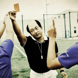 Ryuji Akiyama Instagram - 6月22日はマラドーナ伝説の5人抜きと“神の手”ゴールの日。

スポーツ史上に残る 「ハノイの混乱」。喧騒の中心には、 この男がいた。
犬塚義実、当時37歳。ハンド疑惑は、いつしか「天の両手」と呼ばれるようになったというのは有名な話。

アメリカのジャッジの神様マーク・ ハイマー氏の有名な言葉がすべてのジャッジの世界に伝わる極意だと語る犬塚。

では、その言葉とは何でしょう?!

答えは明日の投稿の最後で!
※昨日のクイズの答え→「ひょうたん醤油」

#クリエイターズファイル
#犬塚義実
#スポーツ
#審判
#クリエイター
#クリエイティブ
#写真日記
#日記
#記念日
#ダイアリー
#クイズ
#サプライズ
#netflix
#毎日投稿
#ロバート秋山
#お笑い好き