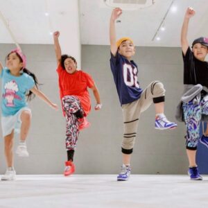 Ryuji Akiyama Instagram - 7月3日は通天閣の日。

スーパーキッズ・ダンサーの玉置琥恋子（ここす）。

同世代女子から圧倒的な人気を得て、すでにＣＭや雑誌で大活躍中!!
大阪発キッズダンスユニットなにわコロッケ団を率いるリーダーで、大の負けず嫌いなことは有名な話。

では、琥恋子が通うダンススクールの名前は何でしょう?!

答えは明日の投稿の最後で!
※昨日のクイズの答え→「日本サクセス管弦楽団」

#クリエイターズファイル
#玉置琥恋子
#ダンサー
#クリエイター
#クリエイティブ
#写真日記
#日記
#記念日
#ダイアリー
#クイズ
#サプライズ
#netflix
#毎日投稿
#ロバート秋山
#お笑い好き