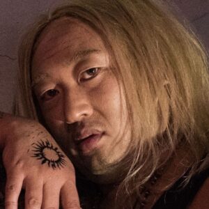 Ryuji Akiyama Instagram - 6月9日はロックの日。

ときは1980年代後半。
斬新な音楽性とビジュアルで、世界の音楽シーンをリードしたバンドがあったのは有名な話。

待望の17年ぶりの来日公演では１曲目から名曲『ティーチャー・イズ・ア・ヒッチハイカー』を披露した。

では、その伝説のバンドの名前は何でしょう?!

答えは明日の投稿の最後で!
※昨日のクイズの答え→「メガネパーツ会社の社長」

#クリエイターズファイル
#ロック
#バンド
#クリエイター
#クリエイティブ
#写真日記
#日記
#記念日
#ダイアリー
#クイズ
#サプライズ
#netflix
#毎日投稿
#ロバート秋山
#お笑い好き