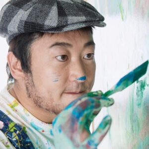 Ryuji Akiyama Instagram - 5月4日はみどりの日。

自由奔放なイマジネーションを描き出すペイント・アーティストHACCHO。

写真2枚目は、温暖化する地球に日傘を描くHACCHO。
描くテーマはすべてその直前に決めるというというのは有名な話。

ではHACCHOが、絵に対しておこなうコミュニケーションとは何でしょう⁈

答えは明日の投稿の最後で!
※昨日のクイズの答え→「原宿の管理人」

#クリエイターズファイル
#haccho
#ペイント
#アーティスト
#クリエイター
#クリエイティブ
#写真日記
#日記
#記念日
#ダイアリー
#クイズ
#サプライズ
#netflix
#毎日投稿
#ロバート秋山
#お笑い好き
