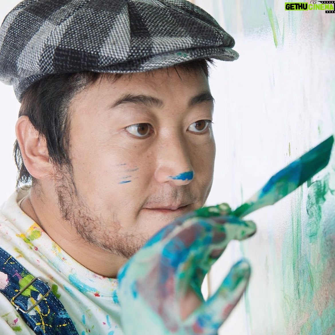 Ryuji Akiyama - 7.6K Likes - 5月4日はみどりの日。
自由奔放なイマジネーションを描き出すペイント・アーティストHACCHO。
写真2枚目は、温暖化する地球に日傘を描くHACCHO。
描くテーマはすべてその直前に決めるというというのは有名な話。
ではHACCHOが、絵に対しておこなうコミュニケーションとは何でしょう⁈
答えは明日の投稿の最後で!
※昨日のクイズの答え→「原宿の管理人」
#クリエイターズファイル
#haccho
#ペイント
#アーティスト
#クリエイター
#クリエイティブ
#写真日記
#日記
#記念日
#ダイアリー
#クイズ
#サプライズ
#netflix
#毎日投稿
#ロバート秋山
#お笑い好き