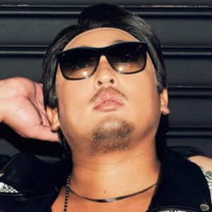 Ryuji Akiyama Instagram - 5月11日はご当地キャラの日。

27グループを掛け持ちするパフォーマーのKEN-NIN。

その中の一つ、yogurt activity（ヨーグルトアクティビティ）。
KEN-NIN以外のメンバーは、TV番組「おもいっきり和歌山」のオーディションで選ばれたというのは有名な話。

では、KEN-NINが兼任するグループで、歯茎のような健康なピンク色で世の中を明るくしてほしいという願いが込められたグループを何というでしょう?!

答えは明日の投稿の最後で!
※昨日のクイズの答え→「手や腕にメモを残す」

#クリエイターズファイル
#kennin
#兼任
#パフォーマー
#クリエイター
#クリエイティブ
#写真日記
#日記
#記念日
#ダイアリー
#クイズ
#サプライズ
#netflix
#毎日投稿
#ロバート秋山
#お笑い好き