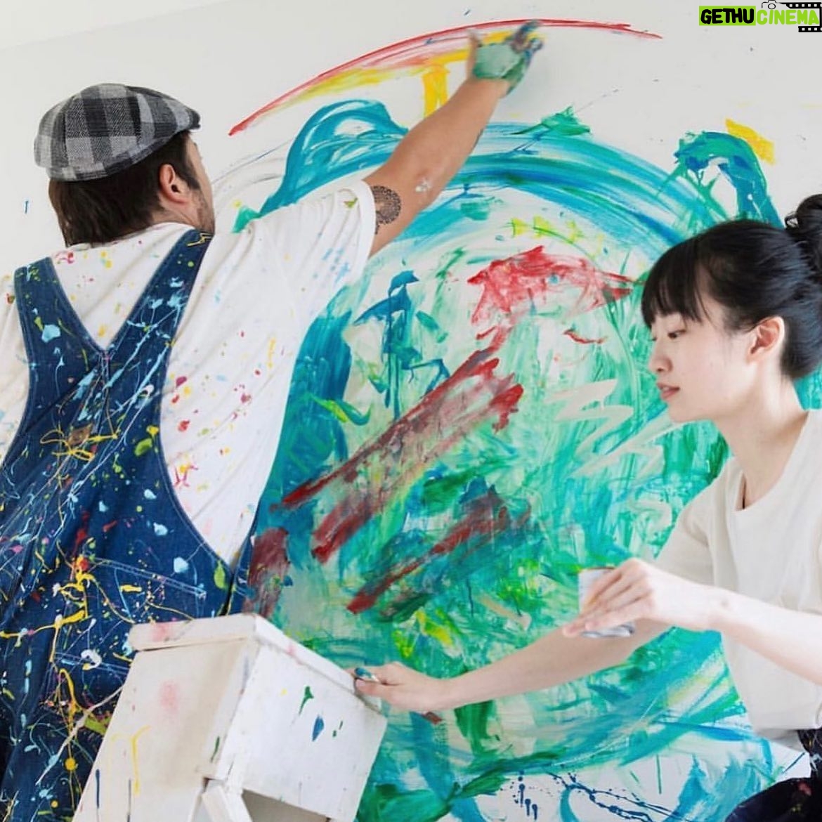 Ryuji Akiyama - 7.6K Likes - 5月4日はみどりの日。
自由奔放なイマジネーションを描き出すペイント・アーティストHACCHO。
写真2枚目は、温暖化する地球に日傘を描くHACCHO。
描くテーマはすべてその直前に決めるというというのは有名な話。
ではHACCHOが、絵に対しておこなうコミュニケーションとは何でしょう⁈
答えは明日の投稿の最後で!
※昨日のクイズの答え→「原宿の管理人」
#クリエイターズファイル
#haccho
#ペイント
#アーティスト
#クリエイター
#クリエイティブ
#写真日記
#日記
#記念日
#ダイアリー
#クイズ
#サプライズ
#netflix
#毎日投稿
#ロバート秋山
#お笑い好き