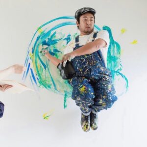 Ryuji Akiyama Instagram - 5月4日はみどりの日。

自由奔放なイマジネーションを描き出すペイント・アーティストHACCHO。

写真2枚目は、温暖化する地球に日傘を描くHACCHO。
描くテーマはすべてその直前に決めるというというのは有名な話。

ではHACCHOが、絵に対しておこなうコミュニケーションとは何でしょう⁈

答えは明日の投稿の最後で!
※昨日のクイズの答え→「原宿の管理人」

#クリエイターズファイル
#haccho
#ペイント
#アーティスト
#クリエイター
#クリエイティブ
#写真日記
#日記
#記念日
#ダイアリー
#クイズ
#サプライズ
#netflix
#毎日投稿
#ロバート秋山
#お笑い好き