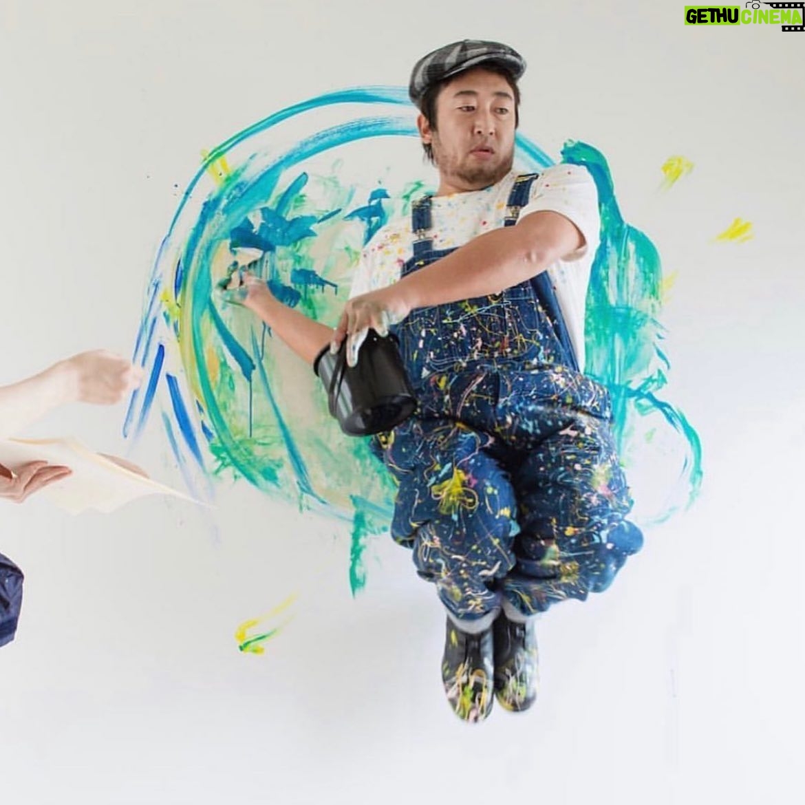 Ryuji Akiyama - 7.6K Likes - 5月4日はみどりの日。
自由奔放なイマジネーションを描き出すペイント・アーティストHACCHO。
写真2枚目は、温暖化する地球に日傘を描くHACCHO。
描くテーマはすべてその直前に決めるというというのは有名な話。
ではHACCHOが、絵に対しておこなうコミュニケーションとは何でしょう⁈
答えは明日の投稿の最後で!
※昨日のクイズの答え→「原宿の管理人」
#クリエイターズファイル
#haccho
#ペイント
#アーティスト
#クリエイター
#クリエイティブ
#写真日記
#日記
#記念日
#ダイアリー
#クイズ
#サプライズ
#netflix
#毎日投稿
#ロバート秋山
#お笑い好き