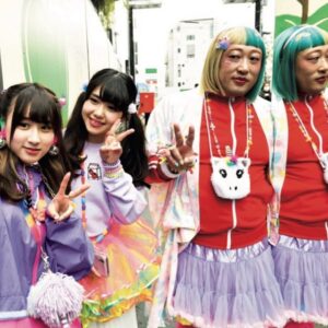 Ryuji Akiyama Instagram - 6月20日は、ペパーミントの日。

個性あふれるファッションと流行を生み出す感性で多くの若者を惹きつけている カリスマ双子インフルエンサーのカマタマちゃん。

ミントにハマっているというカマタマちゃん。
女の子の間で密かなブームとなりつつある#ミミミントはピアスやイヤリングだとかわいさに限界があると感じたカマタマちゃんが、耳をミント色に塗ったことが始まりだというのは有名な話。

原宿を歩いていると、カマタマちゃんをフォローしてくれてる女の子に声をかけてもらうことが多いという。

では、カマタマちゃんは原宿でファンの女の子に声をかけられると何と言ってあげているでしょう?!

答えは明日の投稿の最後で!
※昨日のクイズの答え→「KATTE」

#クリエイターズファイル
#カマタマちゃん
#インフルエンサー
#いいね
#クリエイター
#クリエイティブ
#写真日記
#日記
#記念日
#ダイアリー
#クイズ
#サプライズ
#netflix
#毎日投稿
#ロバート秋山
#お笑い好き
