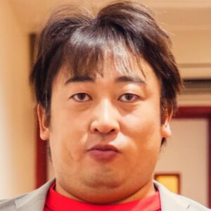 Ryuji Akiyama Instagram - 5月14日は温度計の日。

ラーメンウォッチャー・ヌードルブロガーの伊吹のり崇。

マニアの間でおもしろい系統の一つが〝トランジット系〞だと語っている伊吹。
これは電車や飛行機の乗り換えの間にだけ食べる、乗り換え専用ラーメン店というのは有名な話。
荷物も多いので、どんぶりは軽め。出発に間に合うようにスープも少し温度が低め。
さらに、従業員は皆ダイヤを把握しているという。

生まれてきたラーメンの顔をよく眺めるという伊吹氏。
では、そのラーメンの顔のことを何とよんでいるでしょう?!

答えは明日の投稿の最後で!
※昨日のクイズの答え→「ハンプシャー・クリエイティブ・グランドホーマン」

#クリエイターズファイル
#伊吹のり崇
#ラーメン
#ブロガー
#クリエイター
#クリエイティブ
#写真日記
#日記
#記念日
#ダイアリー
#クイズ
#サプライズ
#netflix
#毎日投稿
#ロバート秋山
#お笑い好き