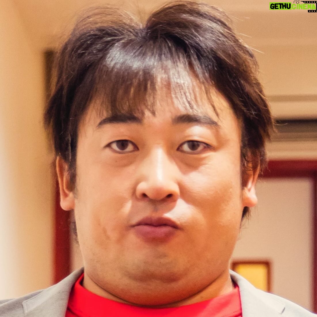 Ryuji Akiyama - 7.4K Likes - 5月14日は温度計の日。
ラーメンウォッチャー・ヌードルブロガーの伊吹のり崇。
マニアの間でおもしろい系統の一つが〝トランジット系〞だと語っている伊吹。
これは電車や飛行機の乗り換えの間にだけ食べる、乗り換え専用ラーメン店というのは有名な話。
荷物も多いので、どんぶりは軽め。出発に間に合うようにスープも少し温度が低め。
さらに、従業員は皆ダイヤを把握しているという。
生まれてきたラーメンの顔をよく眺めるという伊吹氏。
では、そのラーメンの顔のことを何とよんでいるでしょう?!
答えは明日の投稿の最後で!
※昨日のクイズの答え→「ハンプシャー・クリエイティブ・グランドホーマン」
#クリエイターズファイル
#伊吹のり崇
#ラーメン
#ブロガー
#クリエイター
#クリエイティブ
#写真日記
#日記
#記念日
#ダイアリー
#クイズ
#サプライズ
#netflix
#毎日投稿
#ロバート秋山
#お笑い好き