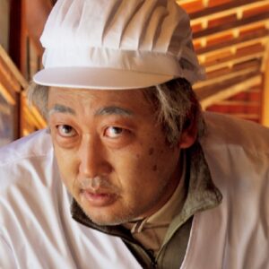 Ryuji Akiyama Instagram - 5月25日は食堂車の日。

人里離れた山奥の秘境にぽつんと佇む古民家で、人々をとりこにする名物を作るのは、御年91歳「けんぺいじいちゃん」こと、米森健平。

“幻の逸品”と話題の名物を求め、県外からたくさんの人が足を運ぶというのは有名な話。

では、その名物おやつの名前は何でしょう?!

答えは明日の投稿の最後で!
※昨日のクイズの答え→「グラミティカルテープ」

#クリエイターズファイル
#米森健平
#名物
#幻
#クリエイター
#クリエイティブ
#写真日記
#日記
#記念日
#ダイアリー
#クイズ
#サプライズ
#netflix
#毎日投稿
#ロバート秋山
#お笑い好き