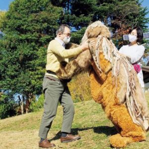 Ryuji Akiyama Instagram - 5月13日は愛犬の日。

世界一クリエイティブな大型犬、ロルフくん。

公園に行くのが大好きだというロルフくんは、体重が96kgあるのもかかわらず元気に飛び回る。
ロルフがおなかを見せるのはクリエイティブな職業に就いている人が多いというのは有名な話。

では、ロルフくんは何という犬種でしょう?!

答えは明日の投稿の最後で!
※昨日のクイズの答え→「ガーデンに日本の四季を取り入れる」

#クリエイターズファイル
#ロルフくん
#大型犬
#クリエイター
#クリエイティブ
#写真日記
#日記
#記念日
#ダイアリー
#クイズ
#サプライズ
#netflix
#毎日投稿
#ロバート秋山
#お笑い好き