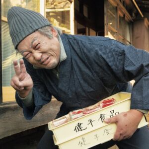 Ryuji Akiyama Instagram - 5月25日は食堂車の日。

人里離れた山奥の秘境にぽつんと佇む古民家で、人々をとりこにする名物を作るのは、御年91歳「けんぺいじいちゃん」こと、米森健平。

“幻の逸品”と話題の名物を求め、県外からたくさんの人が足を運ぶというのは有名な話。

では、その名物おやつの名前は何でしょう?!

答えは明日の投稿の最後で!
※昨日のクイズの答え→「グラミティカルテープ」

#クリエイターズファイル
#米森健平
#名物
#幻
#クリエイター
#クリエイティブ
#写真日記
#日記
#記念日
#ダイアリー
#クイズ
#サプライズ
#netflix
#毎日投稿
#ロバート秋山
#お笑い好き