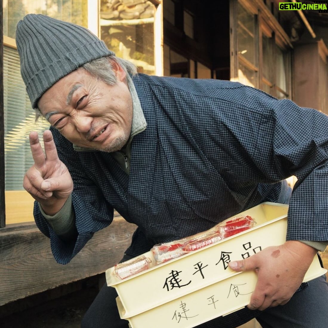 Ryuji Akiyama - 7.9K Likes - 5月25日は食堂車の日。
人里離れた山奥の秘境にぽつんと佇む古民家で、人々をとりこにする名物を作るのは、御年91歳「けんぺいじいちゃん」こと、米森健平。
“幻の逸品”と話題の名物を求め、県外からたくさんの人が足を運ぶというのは有名な話。
では、その名物おやつの名前は何でしょう?!
答えは明日の投稿の最後で!
※昨日のクイズの答え→「グラミティカルテープ」
#クリエイターズファイル
#米森健平
#名物
#幻
#クリエイター
#クリエイティブ
#写真日記
#日記
#記念日
#ダイアリー
#クイズ
#サプライズ
#netflix
#毎日投稿
#ロバート秋山
#お笑い好き