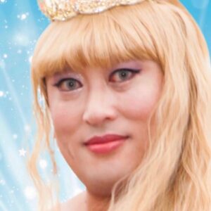 Ryuji Akiyama Instagram - 5月1日は恋の予感の日。

甲信越ファニーワールドの人気キャラクター・スヌーズ姫。
敵対するアラーム王国のウェイク王子と恋に落ち、婚礼の朝に二度寝して結果王国を救うという物語
「二度寝のプリンセス・スヌーズ姫」。

第二金曜日の15時にスヌーズが現れて、フックにぶら下がるシークレットアトラクションがあるというのは有名な話。
その姿を、ファンが『がんばれ、落ちないで!』と応援するのだという。

では、このアトラクション名を何というでしょう?!

答えは明日の投稿の最後で!
※昨日のクイズの答え→「情緒」

#クリエイターズファイル
#スヌーズ姫
#テーマパーク
#キャラクター
#クリエイター
#クリエイティブ
#写真日記
#日記
#記念日
#ダイアリー
#クイズ
#サプライズ
#netflix
#毎日投稿
#ロバート秋山
#お笑い好き
