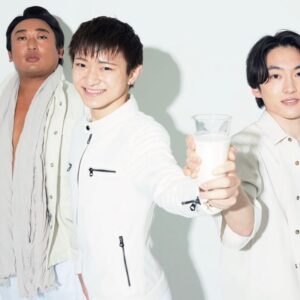 Ryuji Akiyama Instagram - 5月11日はご当地キャラの日。

27グループを掛け持ちするパフォーマーのKEN-NIN。

その中の一つ、yogurt activity（ヨーグルトアクティビティ）。
KEN-NIN以外のメンバーは、TV番組「おもいっきり和歌山」のオーディションで選ばれたというのは有名な話。

では、KEN-NINが兼任するグループで、歯茎のような健康なピンク色で世の中を明るくしてほしいという願いが込められたグループを何というでしょう?!

答えは明日の投稿の最後で!
※昨日のクイズの答え→「手や腕にメモを残す」

#クリエイターズファイル
#kennin
#兼任
#パフォーマー
#クリエイター
#クリエイティブ
#写真日記
#日記
#記念日
#ダイアリー
#クイズ
#サプライズ
#netflix
#毎日投稿
#ロバート秋山
#お笑い好き
