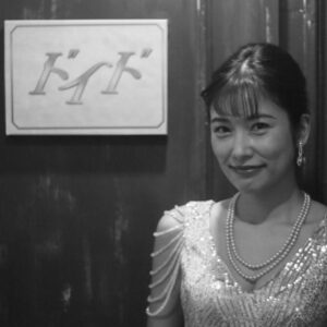 Ryuji Akiyama Instagram - 5月23日は恋文の日。

著名人が愛した社交場、ナイトプレイス「ドイド」のママ、矢崎すず子。

写真2枚目と3枚目は、56年前と現在のすず子ママ。
都市開発で西紫水の街は大幅に変わってしまったが、社交場「ドイド」は今も変わらないという。 

看板は当時の物。一度盗難被害に遭うが取り返したというのは有名な話。

では、ドイド開店のきっかけは何だと語っているでしょう?!

答えは明日の投稿の最後で!
※昨日のクイズの答え→「両親の仕送りなしで旅をすること」

#クリエイターズファイル
#矢崎すず子
#社交場
#ママ
#クリエイター
#クリエイティブ
#写真日記
#日記
#記念日
#ダイアリー
#クイズ
#サプライズ
#netflix
#毎日投稿
#ロバート秋山
#お笑い好き