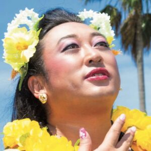 Ryuji Akiyama Instagram - 6月15日は暑中見舞いの日。

雑誌「バカラン」〈世界の憧れのマダム50人〉に選出されたフリーダンサー、杉尾モナハ美也子。
長男の穂乗流(ホノル)さん、長女の歩季(ポキ)さんと過ごすかけがえのない時間はすべて太陽の贈り物だと語っているのは有名な話。

では、みやこダンスクラブオリジナルの「風が運んでくれた匂いをありのまま感じて嗅ぐ踊り」のことを何というでしょう?!

答えは明日の投稿の最後で!
※昨日のクイズの答え→「ガーデン和牛」

#クリエイターズファイル
#杉尾モナハ美也子
#憧れ
#ダンス
#クリエイター
#クリエイティブ
#写真日記
#日記
#記念日
#ダイアリー
#クイズ
#サプライズ
#netflix
#毎日投稿
#ロバート秋山
#お笑い好き