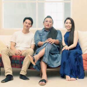 Ryuji Akiyama Instagram - 6月15日は暑中見舞いの日。

雑誌「バカラン」〈世界の憧れのマダム50人〉に選出されたフリーダンサー、杉尾モナハ美也子。
長男の穂乗流(ホノル)さん、長女の歩季(ポキ)さんと過ごすかけがえのない時間はすべて太陽の贈り物だと語っているのは有名な話。

では、みやこダンスクラブオリジナルの「風が運んでくれた匂いをありのまま感じて嗅ぐ踊り」のことを何というでしょう?!

答えは明日の投稿の最後で!
※昨日のクイズの答え→「ガーデン和牛」

#クリエイターズファイル
#杉尾モナハ美也子
#憧れ
#ダンス
#クリエイター
#クリエイティブ
#写真日記
#日記
#記念日
#ダイアリー
#クイズ
#サプライズ
#netflix
#毎日投稿
#ロバート秋山
#お笑い好き