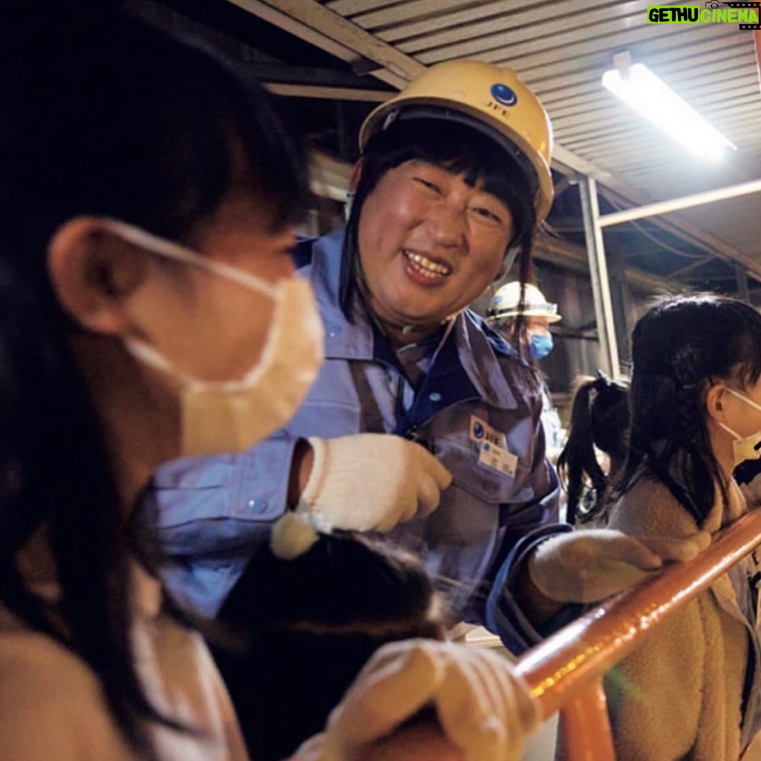 Ryuji Akiyama - 8.2K Likes - 5月10日はファイトの日。
日本を支える「鉄」を作るJFEスチール。
そこで広報として働く入社2年目の新米女子社員、古田恵久穂(ふるたえくぼ)。
おっちょこちょいな性格なので、工場の中で2時間近く迷子になり、大切な会議に遅刻してしまったというのは有名な話。
では、古田は教わったこと、大切なこと、気づいたことを忘れないようにどういった行動をとっているでしょう?!
答えは明日の投稿の最後で!
※昨日のクイズの答え→「過去を葬ること」
#クリエイターズファイル
#古田恵久穂
#新米
#社員
#クリエイター
#クリエイティブ
#写真日記
#日記
#記念日
#ダイアリー
#クイズ
#サプライズ
#netflix
#毎日投稿
#ロバート秋山
#お笑い好き