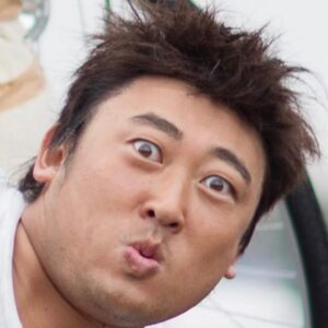 Ryuji Akiyama Instagram - 5月22日はサイクリングの日。

自称ワールド・トラベル・ママチャライダーであり、元気☆デリバリーの「ふっくん」こと折原福之介。
「ひょうきん満タン」という言葉が彼のモットーなのは有名な話。

では、ふっくんの将来の夢とは何でしょう?!

答えは明日の投稿の最後で!
※昨日のクイズの答え→「潜入捜査刑事植草みどり」

#クリエイターズファイル
#折原福之助
#ママチャリ
#自転車
#クリエイター
#クリエイティブ
#写真日記
#日記
#記念日
#ダイアリー
#クイズ
#サプライズ
#netflix
#毎日投稿
#ロバート秋山
#お笑い好き