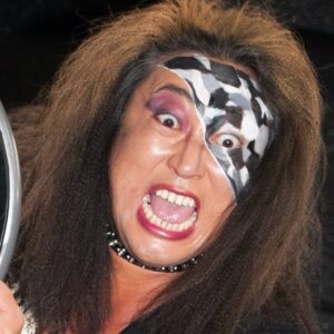 Ryuji Akiyama Instagram - 6月26日は世界格闘技の日。

伝説の女子プロレスラー、フロタイル土居。

引退後、大のスイーツ好きだったご主人の優人さんの「ひいちゃんが作ったケーキが一番おいしいな」という言葉で、カフェを始めたというのは有名な話。

では、カフェで一番人気のカップケーキは何という名前でしょう?!

答えは明日の投稿の最後で!
※昨日のクイズの答え→「地元スーパーの試食ウインナー」

#クリエイターズファイル
#フロタイル土居
#プロレス
#スイーツ
#カップケーキ
#クリエイター
#クリエイティブ
#写真日記
#日記
#記念日
#ダイアリー
#クイズ
#サプライズ
#netflix
#毎日投稿
#ロバート秋山
#お笑い好き