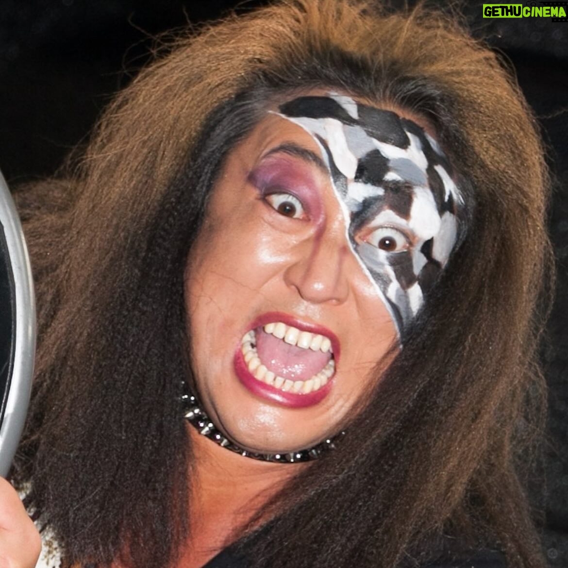 Ryuji Akiyama - 7.9K Likes - 6月26日は世界格闘技の日。
伝説の女子プロレスラー、フロタイル土居。
引退後、大のスイーツ好きだったご主人の優人さんの「ひいちゃんが作ったケーキが一番おいしいな」という言葉で、カフェを始めたというのは有名な話。
では、カフェで一番人気のカップケーキは何という名前でしょう?!
答えは明日の投稿の最後で!
※昨日のクイズの答え→「地元スーパーの試食ウインナー」
#クリエイターズファイル
#フロタイル土居
#プロレス
#スイーツ
#カップケーキ
#クリエイター
#クリエイティブ
#写真日記
#日記
#記念日
#ダイアリー
#クイズ
#サプライズ
#netflix
#毎日投稿
#ロバート秋山
#お笑い好き