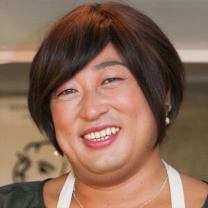 Ryuji Akiyama Instagram - 5月9日はメイクの日。

昭和風の白と黒の風呂タイル柄のメイクで数々の残虐ファイトを繰り広げ人気を博した、伝説の女子プロレスラー、フロタイル土居。

引退後は“美魔女”ともいうべき美しい姿に変貌を遂げ、西国分寺でカップケーキ専門店をやっているのは有名な話。

では、フロタイル土居にとって創造とは何だと語っているでしょう?!

答えは明日の投稿の最後で!
※昨日のクイズの答え→「キツツキ」

#クリエイターズファイル
#フロタイル土居
#女子プロレスラー
#プロレス
#カップケーキ
#美魔女
#クリエイター
#クリエイティブ
#写真日記
#日記
#記念日
#ダイアリー
#クイズ
#サプライズ
#netflix
#毎日投稿
#ロバート秋山
#お笑い好き