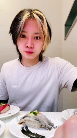 Ryuji Sato Instagram - ジム終わり、寿司を無精髭で頂く男。

#令和の流行りに逆行する男
#SNSがしてえなら
#ヒゲぐらい剃れ
#髪の毛整えろ
#乳液塗れ
#なんならメイクしろ
#寿司も滴るいい男
#諦めずに寿司を食べる姿にグッと来ました
#全米が泣いた
#ネタは活きた
#魚とかこぼすと
#活きがいいなコイツ
#って必ず言うやついるよな
#体に気を遣って
#まぐろと
#青魚ばっかり食う
#いや好きなんだけどね
#話変わるけど
#本編見た事ないのに
#この歌すっごい好き
#涙腺に来る系の転調
#今度映画観てみるか
#この髪色飽きてきた
#そろそろ変えます
#今日も仕事頑張るぞ