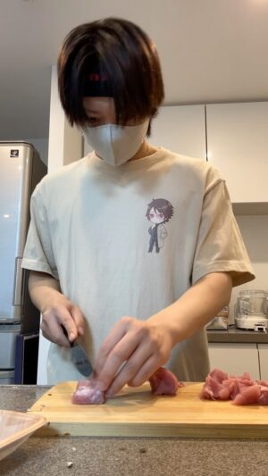 Ryuji Sato Instagram - #呪術廻戦
の稽古場に全く弁当を作っている動画。

1週間分ほど一気に作る。

タイムラプスの速度をナメてたっていう動画。

もう何切って何作ってるかすら分からん。

光陰矢の如し。

隠し味とか入れるスパイスとかも無駄に紹介してるけど全く見えねえ。

だからもう何作ってるかも教えねぇ。

#カレー
#オイスターソースありゃ大体コクでちゃう
#知らんけど
#人参の皮は相変わらず剥かない
#ガラムマサラとかそういうのは
#1瓶いく勢い
#じゅじゅステ
#めちゃくちゃ良い作品
#期待して下さい