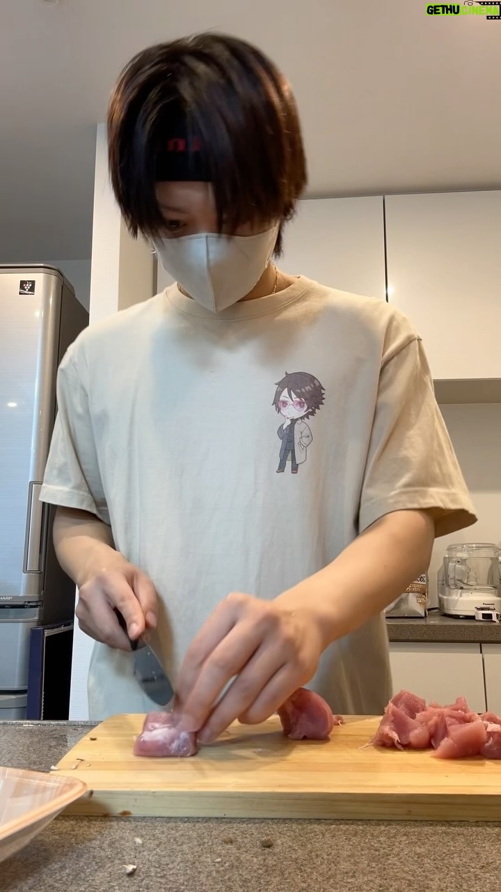 Ryuji Sato - 23.5K Likes - #呪術廻戦
の稽古場に全く弁当を作っている動画。
1週間分ほど一気に作る。
タイムラプスの速度をナメてたっていう動画。
もう何切って何作ってるかすら分からん。
光陰矢の如し。
隠し味とか入れるスパイスとかも無駄に紹介してるけど全く見えねえ。
だからもう何作ってるかも教えねぇ。
#カレー
#オイスターソースありゃ大体コクでちゃう
#知らんけど
#人参の皮は相変わらず剥かない
#ガラムマサラとかそういうのは
#1瓶いく勢い
#じゅじゅステ
#めちゃくちゃ良い作品
#期待して下さい