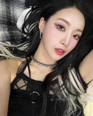 SAEBOM Instagram - 전부 다른 메이크업들 🤪

@makeup.eunjin 금손쌤 작품과
내가한  #selfmakeup 💄