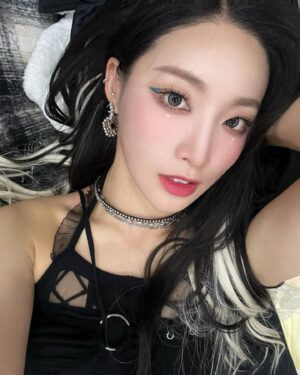 SAEBOM Instagram - 전부 다른 메이크업들 🤪

@makeup.eunjin 금손쌤 작품과
내가한  #selfmakeup 💄