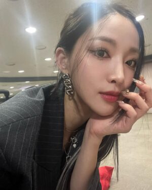 SAEBOM Instagram - 전부 다른 메이크업들 🤪

@makeup.eunjin 금손쌤 작품과
내가한  #selfmakeup 💄