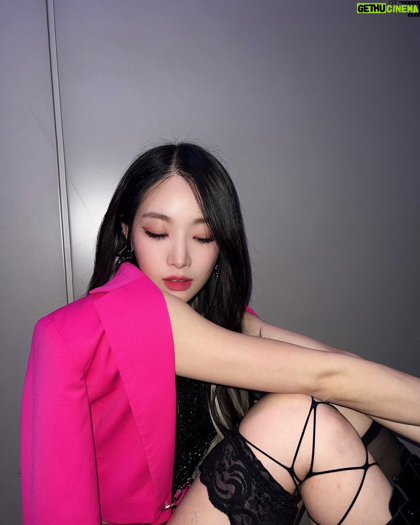 SAEBOM - 3.8K Likes - Pink suit and pink Shadow 💕