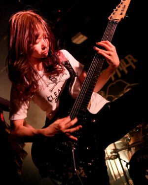 SAKI Instagram - 2023/11/11 at 新潟NEXS
おしくらまんじゅうツアー2日目

今更振り返りシリーズ

ここは柵が緩めになっているので、
途中で圧縮控えめにして欲しい旨お願いさせて貰ったけど、
皆さんばっちり対応してくださって助かりました🙏
女性やお子さんが多い印象あるな！

それから盛り上がる印象強い〜。
これまで新潟ってあまり行けなかったけど、
必ずツアーに入れて欲しいなと思ってます。

秋山さんから過去一のお墨付き頂いた曲があったなあ。
またお墨付き貰わないとな🙏

(photos by @yasumasahanda_works )

#nemophila #nemophila_band #heavymetal #japanesemetal #loudrock #femalemetal