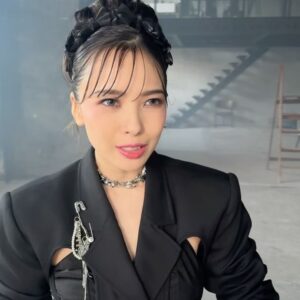 SAKI Instagram - I had a shoot for a music video for a new song called "THE EMPRESS".
It's going to be released on 21 Jun.
I'll show you one of the costumes🤵‍♀️

"THE EMPRESS"のMVを撮影しましたー！
6/21に公開しますのでお楽しみに😉
衣装はまだあるのだ。お楽しみに〜🤘

#SAKI #chakixx #guitarist 
#rokh