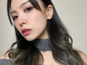 SAKI Instagram - Thank you thank you for watching the sreaming!!
Our 3rd album "EVOVE" is released on 17/Jan.

In Japan, we have a tradition of writing our New Year's resolutions or prayers with a brush and ink, called kakizome.

起 means get up, 開 means opening, 輝 means shining, 攻 means attacking.

書き初めしました😛
大変だった中学生の頃を思い出しました。笑
矯正とかしない学校だったので、先生と二人羽織で書いてた笑
右手でも書けるようにすればよかった😂

#nemophila_band