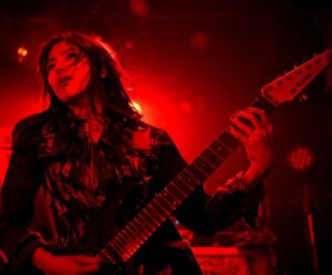 SAKI Instagram - Happy new year!!

今年は誰が何と言っても負けないようなギタリスト、
ギターヒロインになろうと思います❤️

とある雑誌のインタヴューで語って来たのでお楽しみに。

素晴らしい方々とのご縁やご恩の全てに報いるような年にしたいです。

引き続き2024年もよろしくお願い致します！

#saki

photo by @yasumasahanda_works