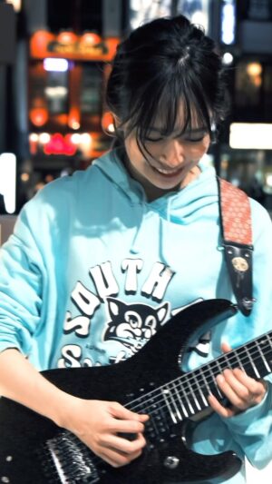 SAKI Instagram - I played a solo to "Time Paradox/Vaundy".
Vaundyさんのタイムパラドックスに合わせてギターを弾きました🎸

#vaundy #タイムパラドックス #guitar #guitarplayer #guitarsolo #femaleguitarist #japaneseguitarist