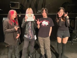 SAKI Instagram - I don't understand what words translated into 'pregnant' but I'm not pregnant😩!!!!!

ROCK INST NIGHT、本当に楽しかった！

こういうインストものは内容に反して
お客様の入りが悪いのが常で、
先輩のセッションでもメンバーよりお客様が少ないとかザラなんです。

そんな中で毎回沢山の方に集まって頂けて本当に感謝してます。　
最初の頃は本当に全然出来てなかったけど徐々にセッションにも慣れて来て、なんとかちょっとずつ出来るようになってきました。
諦めずに誘ってくれた實成さんや、呆れずに付き合ってくれる先輩達に本当に感謝してます。

自分がまだまだなのは自分がよく分かっているけど、こうしてお客様が来てくれるからこそ、成長出来る場を与えて頂いていると思ってます。
矛盾してるかもしれないけど😥
プロとしてどうなんだと言われるかもしれないけど、
でも、そうじゃないと成長していかないといけないので...ごめんなさい🙇‍♀️笑

4月はせっかくだからツアーに行ってみたいなーとお二人を誘ってみたのですが、
大阪にはサプライズカラス🐦‍⬛が舞い降りるかも知れないので笑、
チケット取れた方はそちらでお会いしましょう。

ソールドアウトは本当に嬉しいな！
インストものなのに！
4/25の吉祥寺でのトリオもソールド目前なのでよろしければ！

与えられた場で常に全力で臨みたいです😤
グッズも今色々見積もりと睨めっこしながら考えてます🧐

頑張るね😤