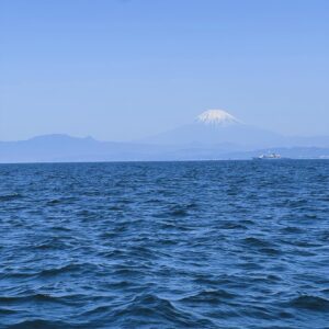 SAKI Instagram - 最近父親にセーリングに連れて行かれます⛵️
皆で料理持ち寄ったりしてヨットの上で食べたり飲んだりしながらだらだらするのです⛵️

天気が良くて富士山凄く綺麗に見えて良かったー！
酔い止めも効いて船酔いしなかったし😆

#sailing #mtfuji