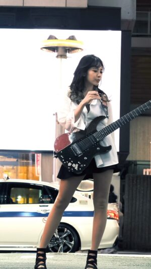 SAKI Instagram - Played  guitar solo on POISON/反町隆史(Takashi Sorimachi). #POISON #反町隆史
#guitar #guitargirl #guitarplayer