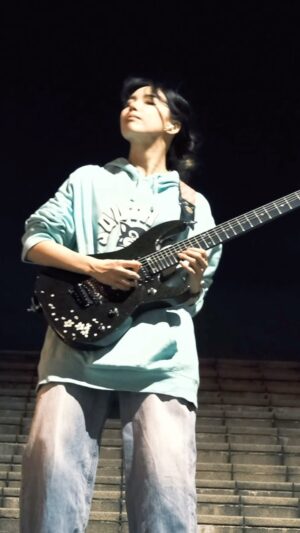 SAKI Instagram - Played guitar solo in 怪物(MONSTER)/YOASOBI!!
#YOASOBI #guitar #guitarsolo #femaleguitarist