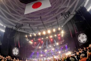 SAKI Instagram - 初めての武道館公演が終わりました！
ここまで連れて来てくれて、本当にありがとう。
何回も言っておりますが、ただただ皆さんのおかげです。

小学校からの同級生、大学の同期や中高の先生も来てくれたし、
本当に沢山の友達が来てくれました。
これまで招待とかしたことがなかったんだけど、
皆が来てくれて嬉しかったなあ。

会場がどこだろうが全力を尽くすのは当たり前だけど、
武道館はやっぱり特別な場所だなと感じました。
また立ちたいです😊

今回はサウンドシステムも見直したし、
計算したらどえらいお金になったけど笑、
それを超えて自分への良い投資になったと感じています。
もっともっと色んな音や良い音を出せるように頑張ります！

そしてこれからも周りの方への感謝を忘れずに頑張って行きたいな。

あと、どうしても今回のライヴに関して一つ書きたいことがありまして...
今回の衣装スタッフの皆様には大変申し訳ない話ですが、
何回か修正して頂いた上でも、
ご用意頂いた衣装と当初のデザインではどうしても演奏することが叶わず、
これまでお世話になっていた大渕さんに、
元々の衣装で使われていた生地を活かしながら、
急遽全て作り直して頂きました。
依頼から3日間ほど寝る間も惜しんで作業して頂き、
当日もパーツを買いに行って頂き本当に感謝しております。
この衣装はライヴ当日の6時に出来上がったんです。

衣装チームの皆さんもギリギリまで頑張ってくださった上で、
最終的に大渕さんが完成形にしてくださいました。

もちろん衣装のことだけではなく、
沢山の方が裏で頑張ってくださったからこその公演でした。

本当に今回携わってくださった皆様に心から感謝してます！！

ソロも発表出来たしこの後も頑張るよんー。

photos by @yasumasahanda_works 

#nemophila_band