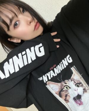 SAKI Instagram - このシャツめっっっっっちゃ可愛いでしょ🥺

@acolasia_web さんから頂きました🙇‍♀️
ありがとうございます🥺🙏

"シャイニング"でお馴染みのあのシーン、
ジャック•ニコルソンがにゃんこに🐱

最近猫アレルギー疑惑がある自分としてはグッズで我慢するしかない🥹可愛い🥺
2枚目頑張って顔真似したけどあかんかった🥺

今日は6月リリース予定の曲もほぼ完成したのでハッピー😀🎵
6月に3曲入りで出す予定でございます。
レコーディングするぞ〜💪

今日はRAGE⇨EVO⇨RIZINの観戦ハシゴもして、
ぶいすぽ勢の頑張りに感動、メナの強さにびっくりして、
鈴木千裕選手の勝利も観られたし大変充実🙌
井上選手はどうかまた試合組んで欲しい...🥺

それから友達と晩御飯も行ったし...
なんか毎日凄い濃度。笑

#acolasia #shining #rage #rizin