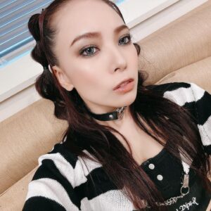 SAKI Instagram - 7/17のヘアメイク。
プロの技でまつ毛を美しくして頂き感動🥺✨
育毛頑張ったのでつけまつ毛&まつ毛エクステ卒業できました👏

"NightFlight"のMVの時は髪を全部あげてましたが、ライヴなので後ろはおろして貰って、動きがより出るようになりました。

神戸はどんな風にしようかな〜。

#nemophila_band